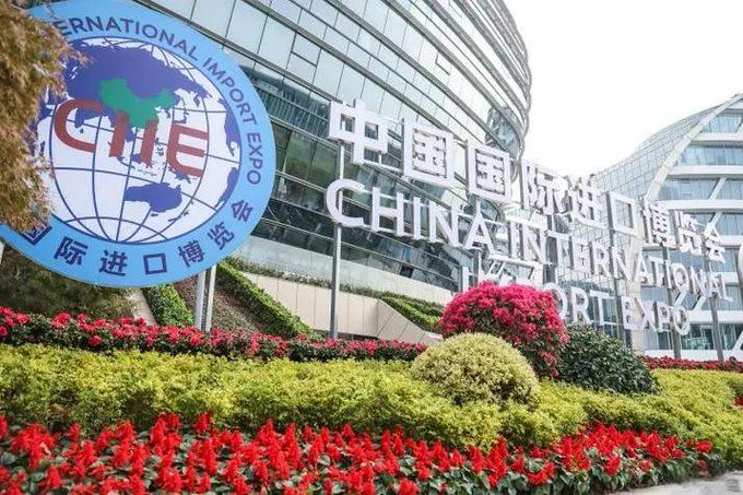 進博會醫(yī)療器械與醫(yī)藥保健展區(qū)展臺搭建設計中的燈光藝術  